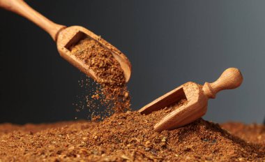 Farklı doğu baharatlarıyla ahşap kaşıklar.