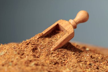 Farklı Doğu karışımı tahta kaşıkla baharat