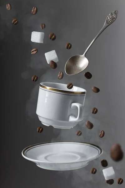 Tazza Caffè Cadente Con Cucchiaio Pezzi Zucchero Fagioli Concetto Del — Foto Stock