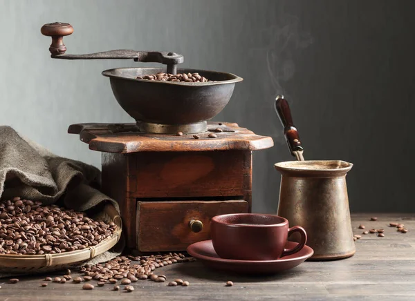 杯黑咖啡 咖啡研磨机和烤的豆木制的桌子上 — 图库照片