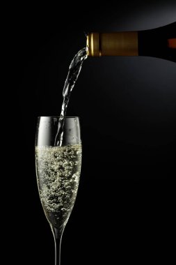 Köpüklü şarap şişeden bardağa dökülür. Boşluğu kopyala.