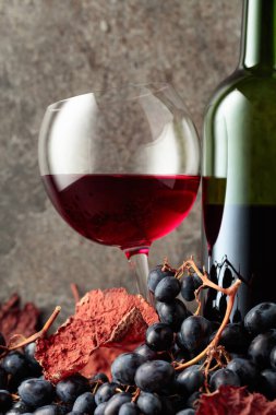 Kırmızı şarap, mavi üzümlü ve klasik arka planda..