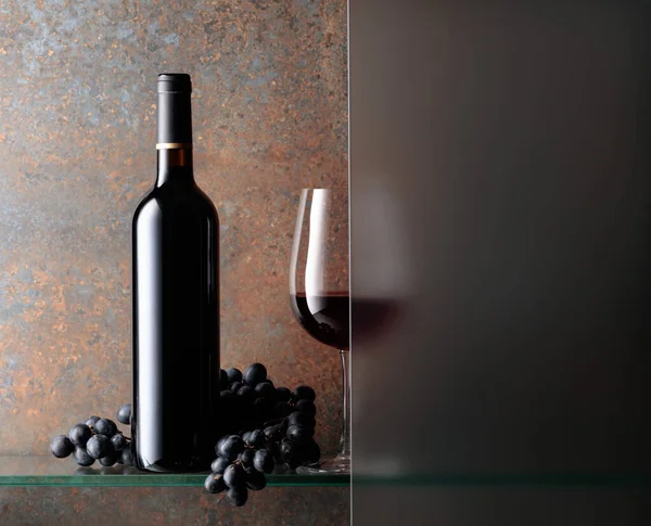 Garrafa Copo Vinho Tinto Com Monte Uvas Natureza Morta Parcialmente — Fotografia de Stock