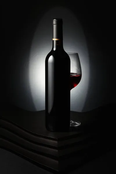 Стекло Бутылка Красного Вина Темном Фоне — стоковое фото