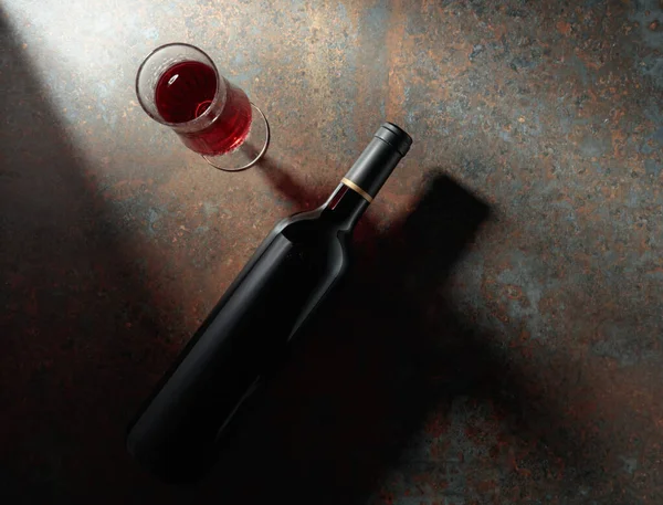 Glas Und Flasche Rotwein Auf Rostigem Metallgrund Draufsicht Mit Kopierraum — Stockfoto