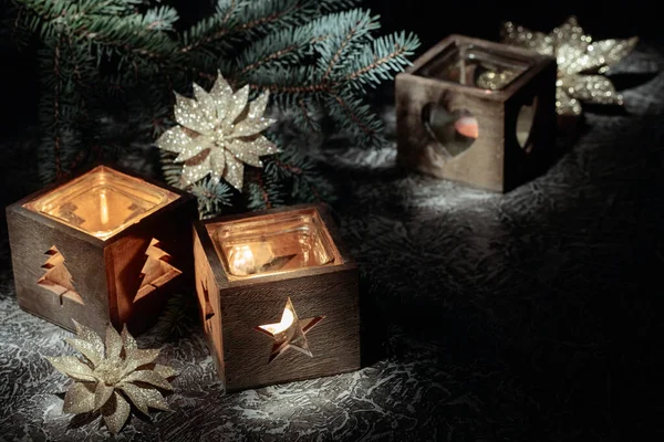 Kerstversiering Kaarsen Branden Kleine Houten Doosjes Een Vintage Tafel — Stockfoto