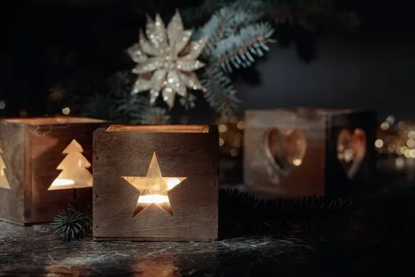圣诞装饰 在老式桌子上的小木箱里燃着蜡烛 复制空间 — 图库照片