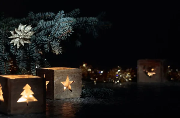 圣诞装饰 在老式桌子上的小木箱里燃着蜡烛 复制空间 — 图库照片