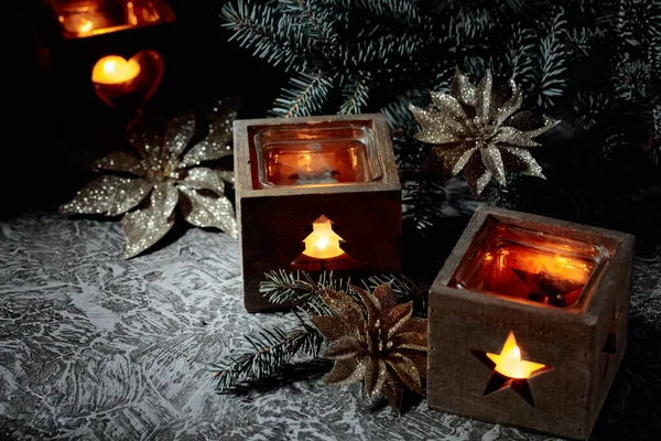 Decoración Navidad Velas Ardientes Pequeñas Cajas Madera Sobre Una Mesa —  Fotos de Stock