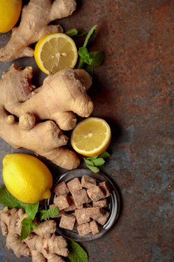 Zencefilli çay için malzemeler. Zencefil, limon, nane ve esmer şeker. Üst görünüm.