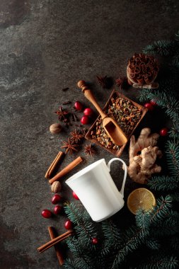 Beyaz kupa ve kaliteli arka planda sıcak kış içeceği yapmak için malzemeler. Üst Manzara. Boşluğu kopyala.