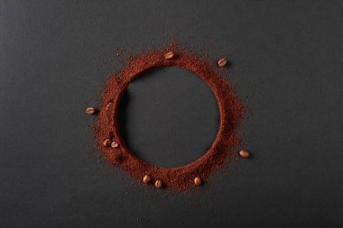 Kahve çekirdekleri ve kahve tozu ve yuvarlak fotokopi alanı. Üst görünüm.