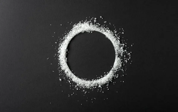 Salz Ist Auf Schwarzem Grund Verstreut Runde Kopierfläche Ansicht Von — Stockfoto