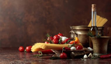 Malzemeli makarna ve eski mutfak aletleri. Boşluğu kopyala.