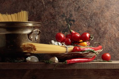 Eski ahşap bir masada malzemeli makarna. Boşluğu kopyala.