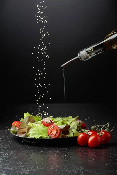 Зеленый Салат Томатной Вишней Кунжутом Наливают Растительным Маслом Вегетарианский Салат — стоковое фото