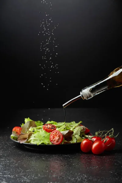 Зеленый Салат Томатной Вишней Кунжутом Наливают Растительным Маслом Вегетарианский Салат — стоковое фото