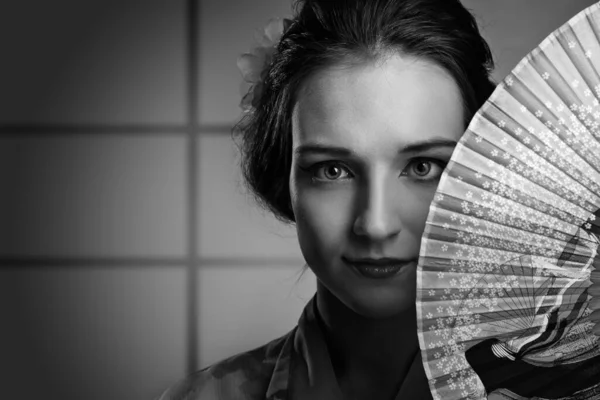 Mulher Bonita Nova Quimono Japonês Tradicional Com Ventilador Aberto Preto — Fotografia de Stock