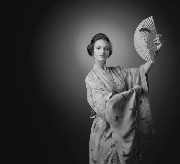 Joven Hermosa Mujer Kimono Tradicional Japonés Bailando Con Ventilador Blanco — Foto de Stock