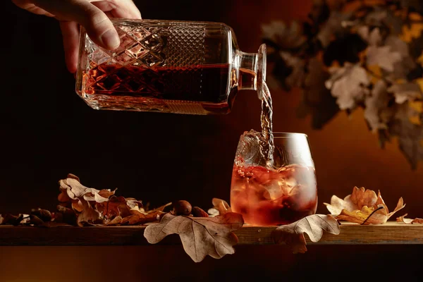 Whisky Viene Versato Bicchiere Congelato Con Ghiaccio — Foto Stock