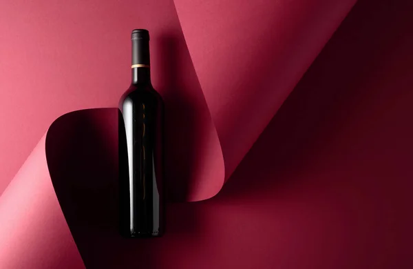 Bottiglia Vino Rosso Fondo Rosso Copia Spazio Testo Vista Dall — Foto Stock