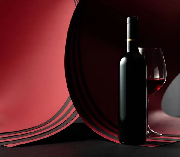 Μπουκάλι Και Ένα Ποτήρι Κόκκινο Κρασί Αντιγραφή Χώρου Για Κείμενό — Φωτογραφία Αρχείου