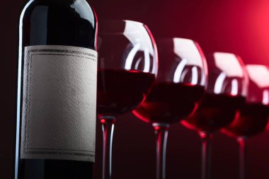 Şişe ve bir kadeh kırmızı şarap. Eski kağıt etiketi .