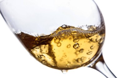 izole beyaz zemin üzerine beyaz şarap.