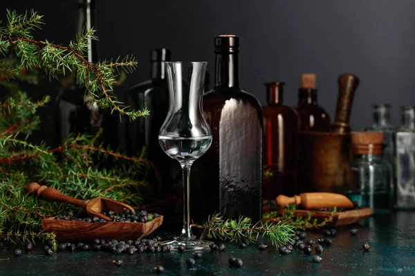 Gin Avec Graines Genièvre Branches Sur Une Vieille Table Arrière — Photo