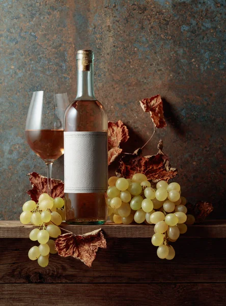 Vino Blanco Con Uvas Hojas Vid Secas Botella Con Etiqueta —  Fotos de Stock