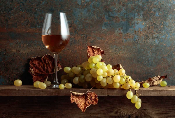 Bicchiere Vino Bianco Con Uva Foglie Vite Appassite Vecchio Tavolo — Foto Stock