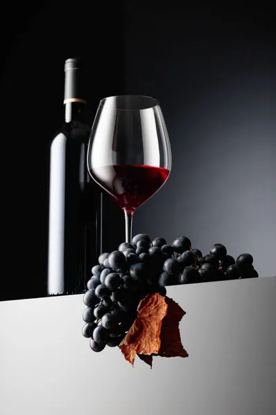 Червоне Вино Синій Виноград Висушеним Листям Лози Темному Тлі Копіювати — стокове фото