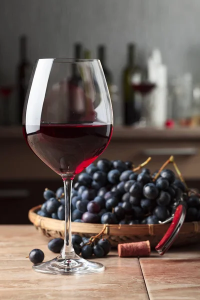 Mutfak Masasında Bir Bardak Kırmızı Şarap Mavi Üzüm — Stok fotoğraf