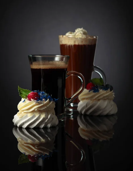 Pequeños Postres Pavlova Con Frambuesa Arándanos Menta Pasteles Café Negro —  Fotos de Stock