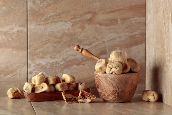 Słodkie Suszone Figi Drewnianym Naczyniu Kuchennym Stole Ceramicznym Przestrzeń Kopiowania — Zdjęcie stockowe