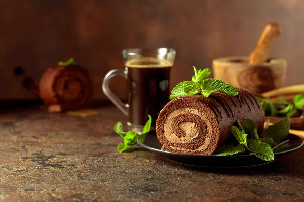 Gâteau Chocolat Fait Maison Menthe Une Tasse Café Noir — Photo