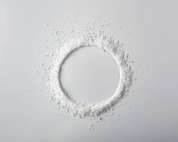 塩は白い背景に散在する 丸写しスペース トップ表示 — ストック写真