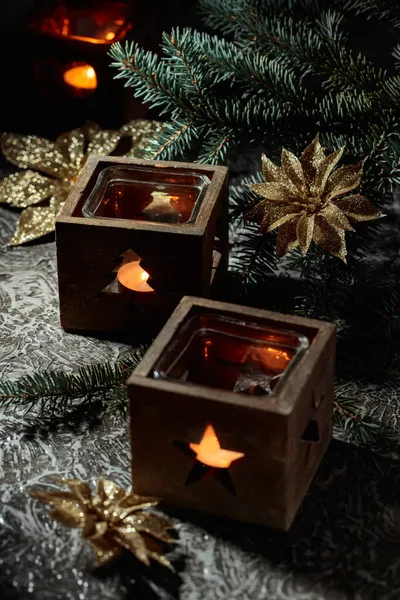 크리스마스 식탁에 상자에 양초를 태우는 — 스톡 사진