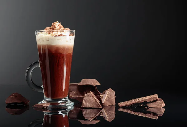 Varm Choklad Med Vispad Grädde Och Bitar Mörk Choklad — Stockfoto
