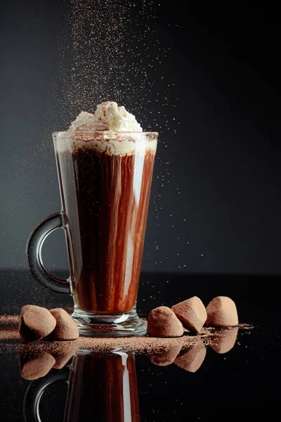 Chocolade Truffels Een Glas Warme Chocolademelk Met Slagroom — Stockfoto