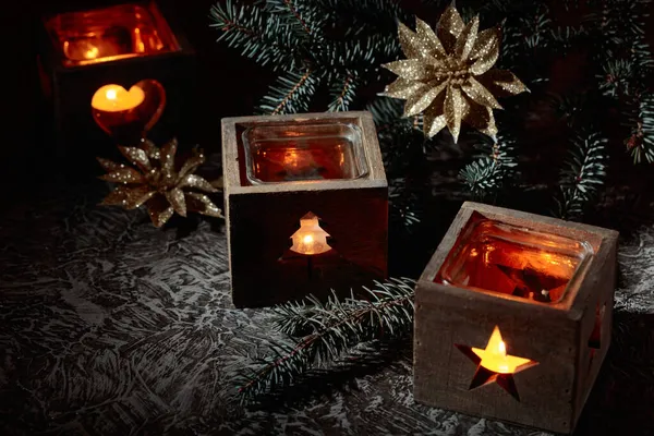 Vánoční Ozdoba Pálení Svíček Malých Dřevěných Krabičkách Starožitném Stole — Stock fotografie
