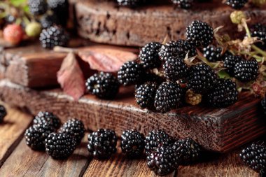 Eski ahşap bir masada taze böğürtlen.