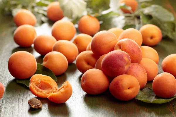 Verse Sappige Abrikozen Met Bladeren Een Houten Tafel Tuin — Stockfoto