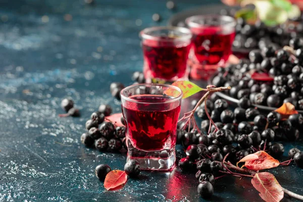 Licor Chokeberry Negro Bayas Frescas Sobre Fondo Azul Oscuro — Foto de Stock