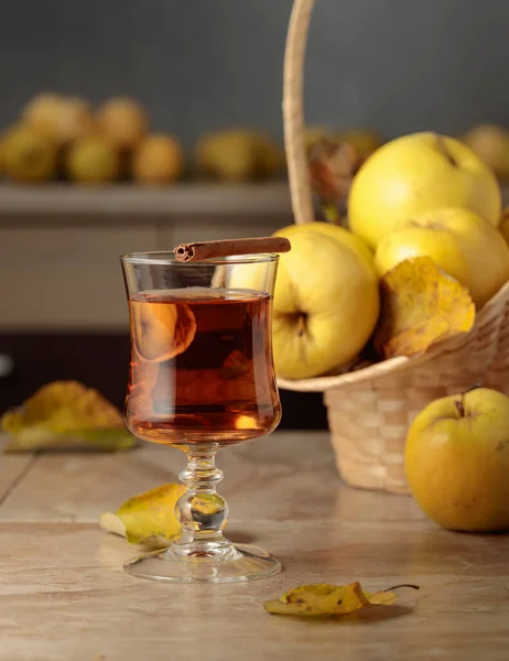 Яблочный Сок Сочные Яблоки Кухонном Столе — стоковое фото