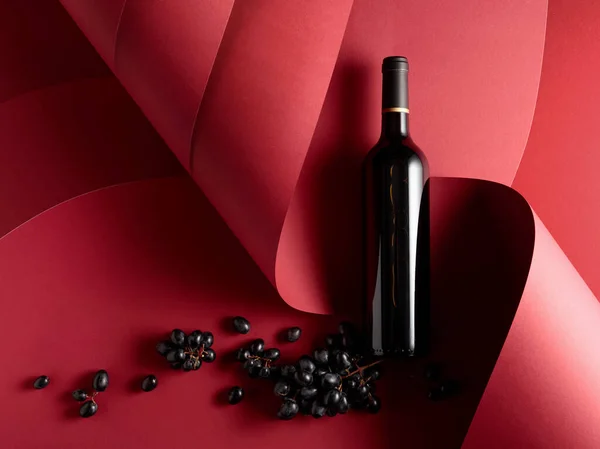 赤ワインと青ブドウのボトル トップ表示 — ストック写真