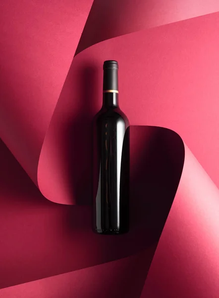 Botella Vino Tinto Sobre Fondo Tinto Vista Superior —  Fotos de Stock