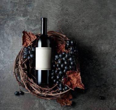 Eski etiketli bir şişe kırmızı şarap. Kopyalama alanı olan üst görünüm.