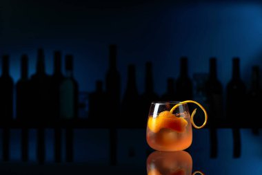 Siyah yansıtıcı arka planda 