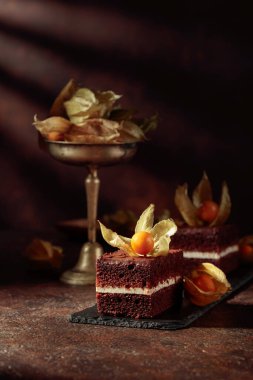 Kahverengi arkaplanlı çikolatalı pasta. Boşluğu kopyala.